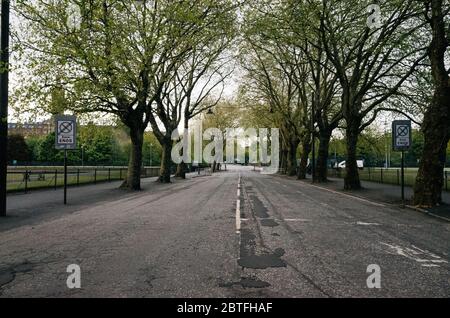 Le Conseil municipal de Glasgow a introduit une interdiction de circulation sur Kelvin Way pour soutenir la distanciation sociale dans la crise du coronavirus britannique et son verrouillage. Banque D'Images