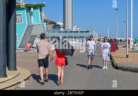 Brighton UK 25 mai 2020 - les visiteurs profitent du soleil de fin d'après-midi sur la plage et le front de mer de Brighton tandis que le week-end de vacances en bord de mer se termine aujourd'hui sur la côte sud pendant la crise pandémique du coronavirus COVID-19 . Crédit : Simon Dack / Alamy Live News Banque D'Images