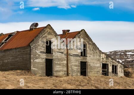 Anciennes et abandonnées structures traditionnelles de fermes en béton le long de la côte sud de l'Islande [pas de autorisation de propriété; disponible pour licence éditoriale seulement] Banque D'Images