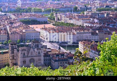 Une vue aérienne de Lyon, France, par une journée ensoleillée depuis la colline de Fourvière. Banque D'Images