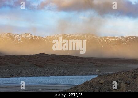 Le sable et la poussière s'entagent dans une zone où les glaciers ont récemment retraité, exposant beaucoup de terre et rendant la conduite dangereuse et dommageable, le long de la soute Banque D'Images