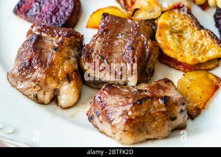 Steak d'agneau avec tranches de betteraves rôties et pommes de terre / Kuzu Lokum turc ou délice servi avec une assiette. Plat à viande biologique. Banque D'Images