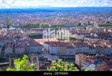 Une vue aérienne de Lyon, France, par une journée ensoleillée depuis la colline de Fourvière. Banque D'Images