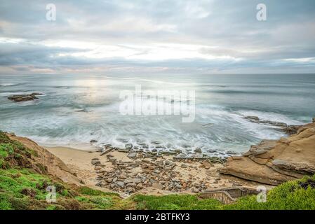 Scène côtière le matin d'hiver depuis le dessus de Shell Beach. La Jolla, Californie, États-Unis. Banque D'Images