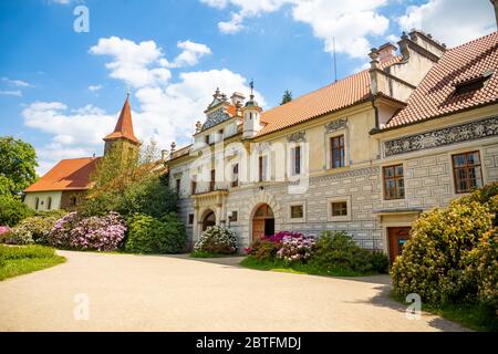 Château avec réflexion dans l'étang au printemps à Pruhonice, République tchèque Banque D'Images