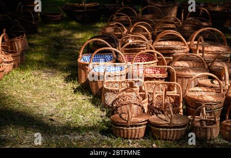 Paniers de paille faits main sur une pelouse qui sont vendus sur le marché en Suède, l'artisanat ancien, la vieille génération Banque D'Images