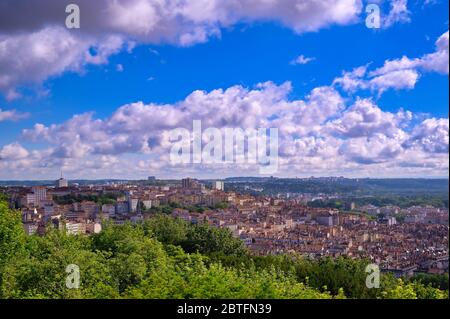 Une vue aérienne de Lyon, France, par une journée ensoleillée depuis la colline de Fourvière. Banque D'Images