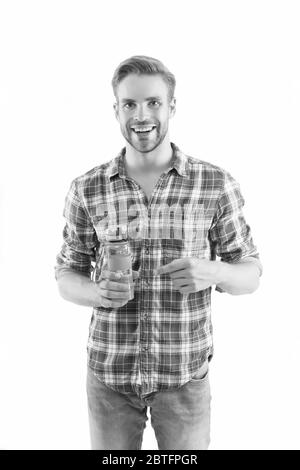 L'homme tient une bouteille d'eau ou une boisson de sport fond blanc. Bouteille à la main. Concept de sport et d'équilibre de l'eau. Boisson sportive en bouteille. Eau pour la santé. Un style de vie écologique et zéro gaspillage. Flacon rechargeable. Banque D'Images