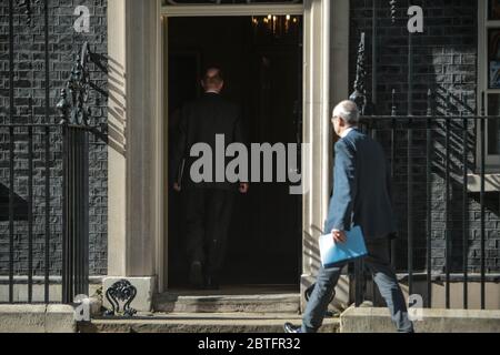 Londres Royaume-Uni 25 mai 2020 le professeur Chris Whitty est médecin-chef (CMO) pour l'Angleterre, le conseiller médical en chef du gouvernement britannique et chef de la profession de santé publique et Sir Patrick Vallance FRS FMedSci FRCP est conseiller scientifique en chef du gouvernement (GCSA) et chef de la Science et de l'Ingénierie du gouvernement ( GSE) la profession arrivant au 10 Downing Street pour le briefing sur le virus Corona.Paul Quezada-Neiman/Alay Live News Banque D'Images