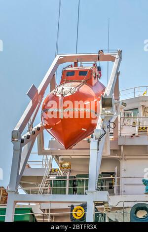 Lifeboat rouge suspendu sur vaisseau.image de stock. Banque D'Images