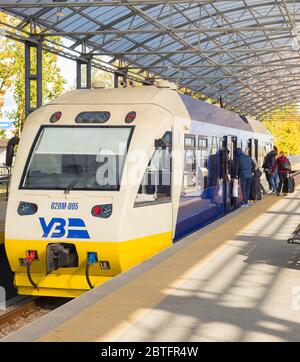 Kiev, UKRAINE - Octobre 07, 2019 : Les gens de Boryspil embarquement Express train - train de l'aéroport de navette à partir de la gare centrale de Kiev Boryspil au airpo Banque D'Images