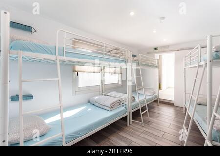 Chambre propre avec lits superposés dans un hôtel, une auberge pour les touristes. Banque D'Images