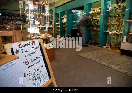 Grass Valley, Californie, États-Unis. 18 mai 2020. James Hill, propriétaire de Crystal Empire Gems, attend des clients le lundi 18 mai 2020 à Grass Valley pendant la pandémie du coronavirus. Le comté de Nevada a laissé l'entreprise s'ouvrir à ses clients. Crédit : Paul Kitagaki Jr./ZUMA Wire/Alay Live News Banque D'Images