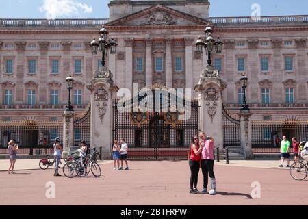Londres UK 25 Mai 2020 Tourisme et motards prenant des selfies dans un front déserté de Buckingham Palace t tirer le meilleur parti d'un beau chaud Bank Holiday Monday.Paul Quezada-Neiman.Alay Live News Banque D'Images