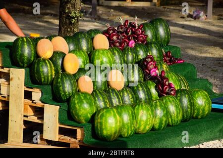 Vente de légumes et de pastèques par la route. Boutiques de la station balnéaire au bord de la route pour les touristes. Banque D'Images