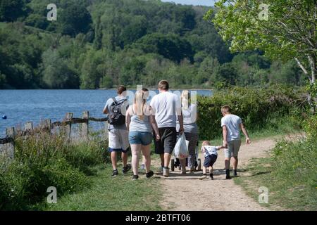 Ardenly, Royaume-Uni. 25 mai 2020. Les gens se réunissent en groupes pour profiter du soleil pendant les vacances de banque lundi Covid-19 verrouillage avec les directives gouvernementales à distance sociale à Ardingly Reservoir, Ardingly, West Sussex, Angleterre, le 25 mai 2020. Photo d'Alan Stanford. Crédit : images Prime Media/Alamy Live News Banque D'Images