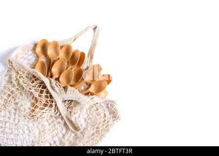 Cabas en coton avec de nombreuses cuillères en matière naturelle écologique recyclant réutilisable isolé sur fond blanc. Sac à provisions. Aucun déchet, plasti Banque D'Images