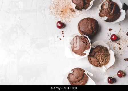 Muffins au chocolat frais faits maison avec baies et morceaux de chocolat. Banque D'Images