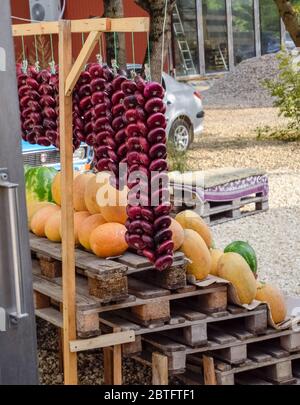 Vente de légumes et de pastèques par la route. Boutiques de la station balnéaire au bord de la route pour les touristes. Banque D'Images