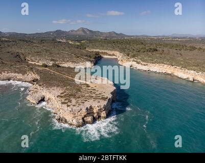 Cala Virgili, Cala pilota y Cala Magraner con muntanya Grossa al fondo, Manacor, Majorque, Iles Baléares, Espagne. Banque D'Images