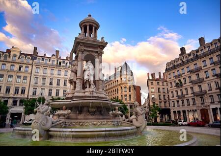 La fontaine sur la place des Jacobins au coeur de Lyon, France. Banque D'Images