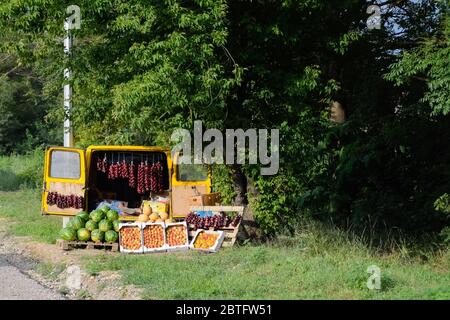 Vente de légumes et de pastèques par la route. Boutiques de la station balnéaire au bord de la route pour les touristes. Banque D'Images