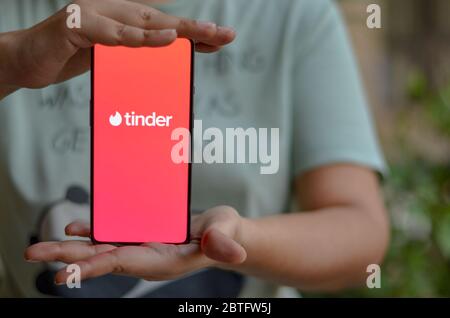 New Delhi, Inde, 2020. Fille tenant mobile avec le logo Tinder sur l'écran du smartphone dans les mains des femmes. Tinder est une application mobile de recherche et de rencontres sur les réseaux sociaux Banque D'Images