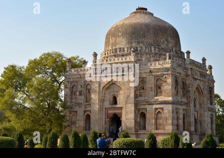 New Delhi, Inde, 2020. Le tombeau islamique de Sheesh Gumbad de la dernière lignée de la dynastie Lodhi dans le jardin Lodhi. La dynastie Lodi était une dynastie afghane Banque D'Images