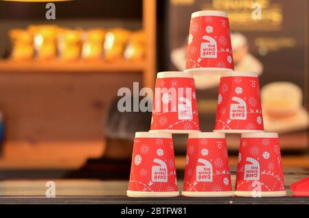 New Delhi, Inde, 2020. Tasses jetables rouges avec logo CCD (Cafe Coffee Day) empilées les unes sur les autres, faisant des pyramides sur le comptoir pour l'exposition Banque D'Images