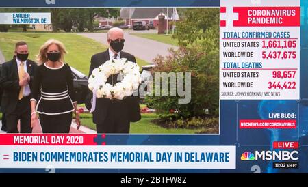 Newcastle, Delaware, États-Unis. 25 mai 2020. Comme on l'a vu sur MSNBC, le Dr JILL BIDEN et JOE BIDEN visitent le parc commémoratif des vétérans du Delaware Memorial Bridge pour déposer une couronne le jour du souvenir. Aujourd'hui, c'est la première fois en mois que M. Biden a été vu à l'extérieur de sa maison en raison du confinement de la COVID-19 en place dans son état d'origine, le Delaware. Crédit : Brian Cahn/ZUMA Wire/Alay Live News Banque D'Images