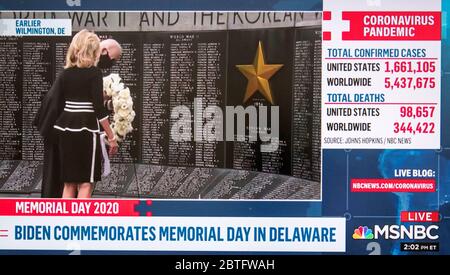 Newcastle, Delaware, États-Unis. 25 mai 2020. Comme on l'a vu sur MSNBC, le Dr JILL BIDEN et JOE BIDEN visitent le parc commémoratif des vétérans du Delaware Memorial Bridge pour déposer une couronne le jour du souvenir. Aujourd'hui, c'est la première fois en mois que M. Biden a été vu à l'extérieur de sa maison en raison du confinement de la COVID-19 en place dans son état d'origine, le Delaware. Crédit : Brian Cahn/ZUMA Wire/Alay Live News Banque D'Images