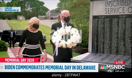 Newcastle, Delaware, États-Unis. 25 mai 2020. Comme on l'a vu sur MSNBC, le Dr JILL BIDEN et JOE BIDEN visitent le parc commémoratif des vétérans du Delaware Memorial Bridge pour déposer une couronne le jour du souvenir. Aujourd'hui, c'est la première fois en mois que M. Biden a été vu à l'extérieur de sa maison en raison du confinement de la COVID-19 en place dans son état d'origine, le Delaware. Crédit : Brian Cahn/ZUMA Wire/Alay Live News Banque D'Images