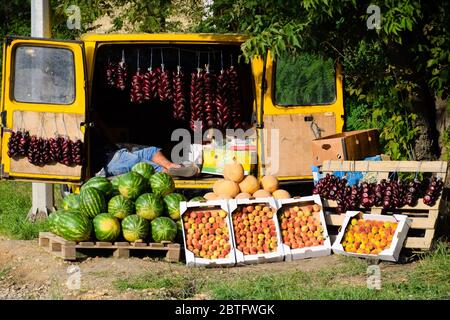 Vente de légumes et de pastèques par la route. Boutiques de la station balnéaire au bord de la route pour les touristes. Banque D'Images