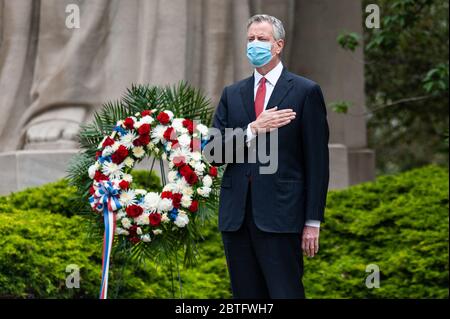 Brooklyn, États-Unis d'Amérique . 25 mai 2020. Bill de Blasio, maire de New York, assiste à la cérémonie de pose de couronne du jour du souvenir au Brooklyn War Memorial à Brooklyn, New York, le 25 mai 2020. (Photo de Gabriele Holtermann/Sipa USA) crédit: SIPA USA/Alay Live News Banque D'Images