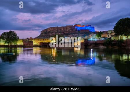 Mehrangarh fort dans le crépuscule. Jodhpur, Inde Banque D'Images