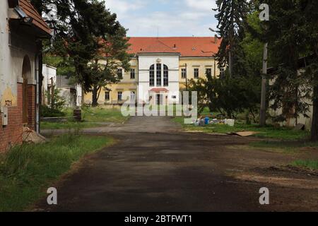 Palais inférieur (Dolní zámek) à Panenské Břežany en Bohême centrale, République tchèque. Le palais était la propriété du producteur de sucre juif Ferdinand Bloch-Bauer et de sa femme Adele Bloch-Bauer, connu comme un modèle pour le célèbre portrait du peintre autrichien Gustav Klimt. Pendant l'occupation nazie, le palais a servi de résidence à Reinhard Heydrich, qui était le protecteur adjoint de la Bohême et de la Moravie. Le 27 mai 1942, il a commencé ici son célèbre voyage à Prague où il a été grièvement blessé par des soldats tchécoslovaques à la suite de l'opération anthropoïde. Banque D'Images