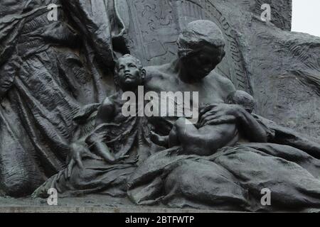 Mère avec deux enfants représentée dans le détail du monument de Jan Hus conçu par le sculpteur tchèque Ladislav Šaloun (1915) sur la place de la Vieille ville (Staroměstské náměstí) à Prague, République Tchèque. Banque D'Images
