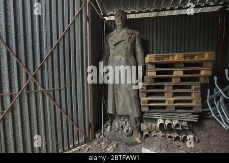 La statue abandonnée du dictateur soviétique Joseph Staline est stockée dans une maison de stockage municipale de la ville de Komárov en Bohême centrale, en République tchèque. Le monument de Joseph Staline conçu par le sculpteur tchèque Jan Jiříkovský a été dévoilé sur une place centrale de la ville en juin 1951. La statue se tenait dans le lieu public jusqu'en 1990 et fut ensuite déplacée dans le magasin où elle passa 30 ans. Après une tentative infructueuse de vendre la statue à l'étranger en avril 2020, elle devrait être exposée dans un musée local. Photo de Vova Pomortzeff Banque D'Images