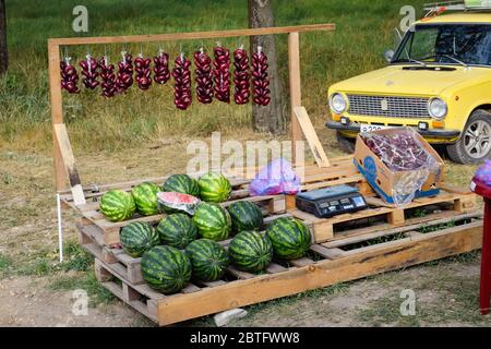 Vente de légumes et de pastèques par la route. Boutiques de la station balnéaire au bord de la route pour les touristes. Banque D'Images