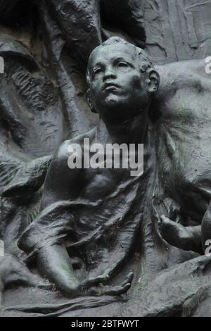 Jeune garçon représenté dans le détail du monument de Jan Hus conçu par le sculpteur tchèque Ladislav Šaloun (1915) sur la place de la Vieille ville (Staroměstské náměstí) à Prague, République Tchèque. Banque D'Images
