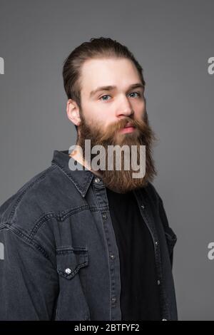Portrait d'un beau barbu en chemise à carreaux Banque D'Images