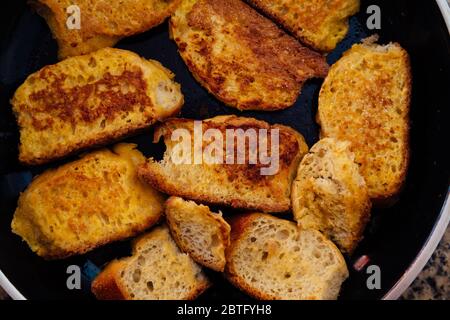 Pain grillé aux œufs, pain de vienne en tranches maison dans une casserole, prêt à manger Banque D'Images