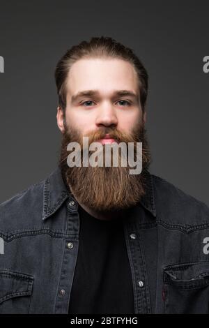 Portrait d'un beau barbu en chemise à carreaux Banque D'Images