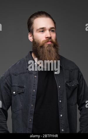 Portrait d'un beau barbu en chemise à carreaux Banque D'Images