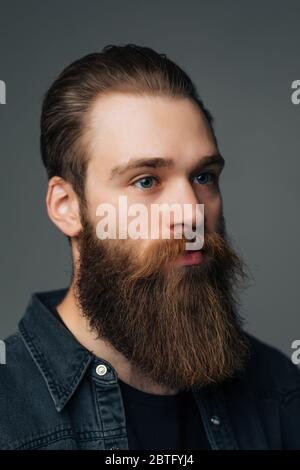 Portrait d'un beau barbu en chemise à carreaux Banque D'Images