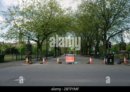 Le Conseil municipal de Glasgow a introduit une interdiction de circulation sur Kelvin Way pour soutenir la distanciation sociale dans la crise du coronavirus britannique et son verrouillage. Banque D'Images