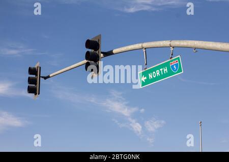 Un panneau et des feux de signalisation sur la Highway 5 en direction du nord Banque D'Images