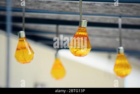 Gros plan sur les ampoules orange suspendues sur le toit de la terrasse. Banque D'Images