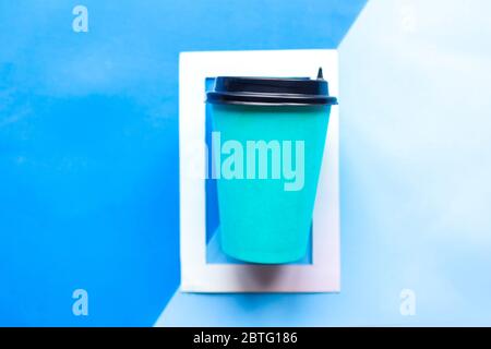 Retirez la tasse à café dans un cadre photo blanc. Concept minimal. Arrière-plan géométrique Banque D'Images