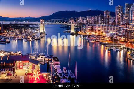 Vue sur Vancouver False Creek depuis le pont Granville Banque D'Images